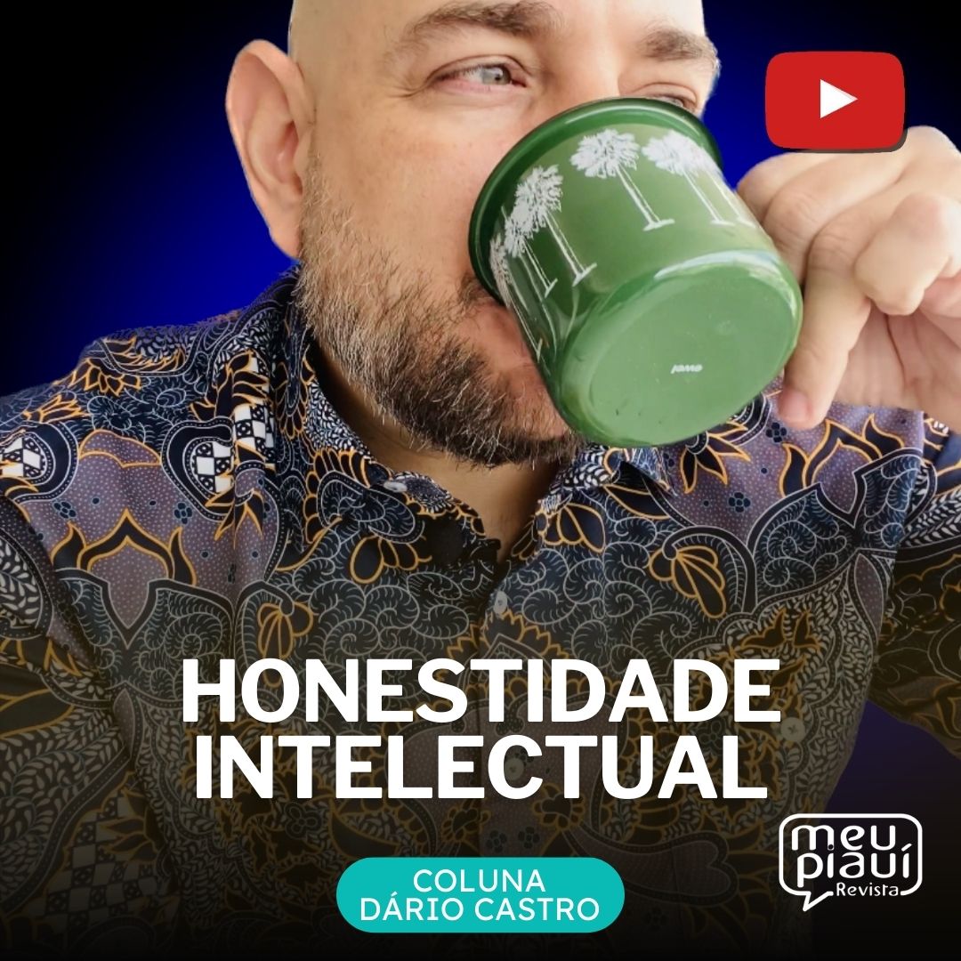 Dário Castro bebendo de uma caneca metálica verde com desenhos brancos de carnaúbas. Honestidade Intelectual. Coluna Dário Castro. Revista Meu Piauí.