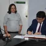 Foto do governador Rafael Fonteles assinando a transmissão de cargo para o vice-governador Themístocles filho, que está ao lado.