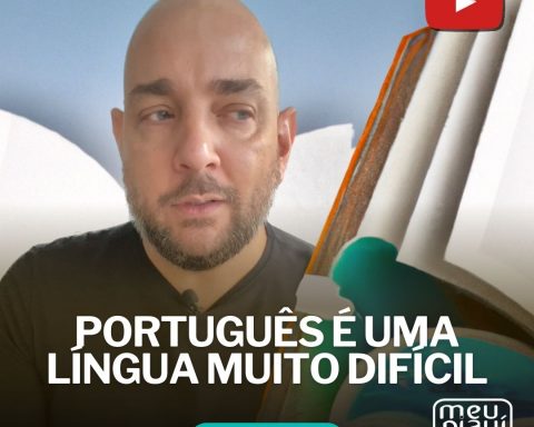Dário Castro olhando para o lado. Há um livro grande aberto. Português é Uma Língua Muito Difícil. Coluna Dário Castro. Revista Meu Piauí.