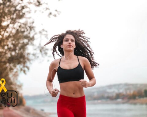 foto de mulher correndo como esporte físico e fita do setembro amarelo