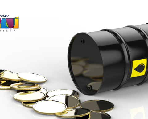 imagem de um barril de petróleo com moedas na frente simbolizando queda no preço do combustível