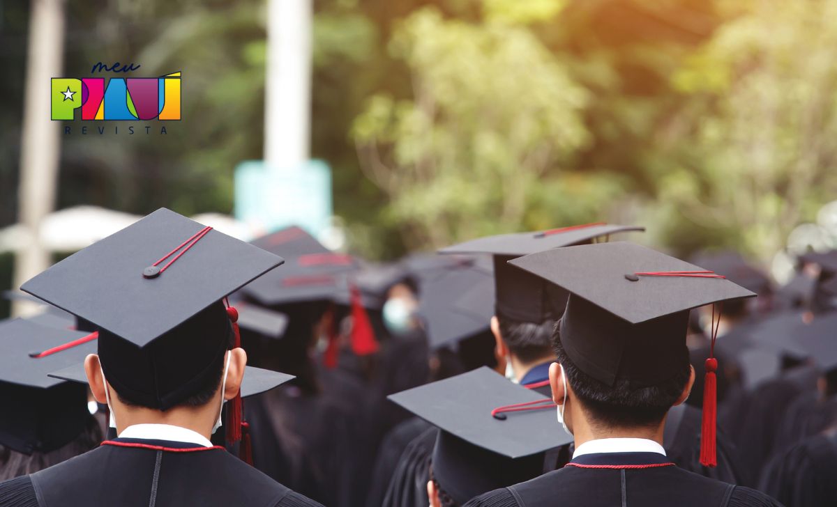 foto de estudantes em cerimônia de graduação de curso superior