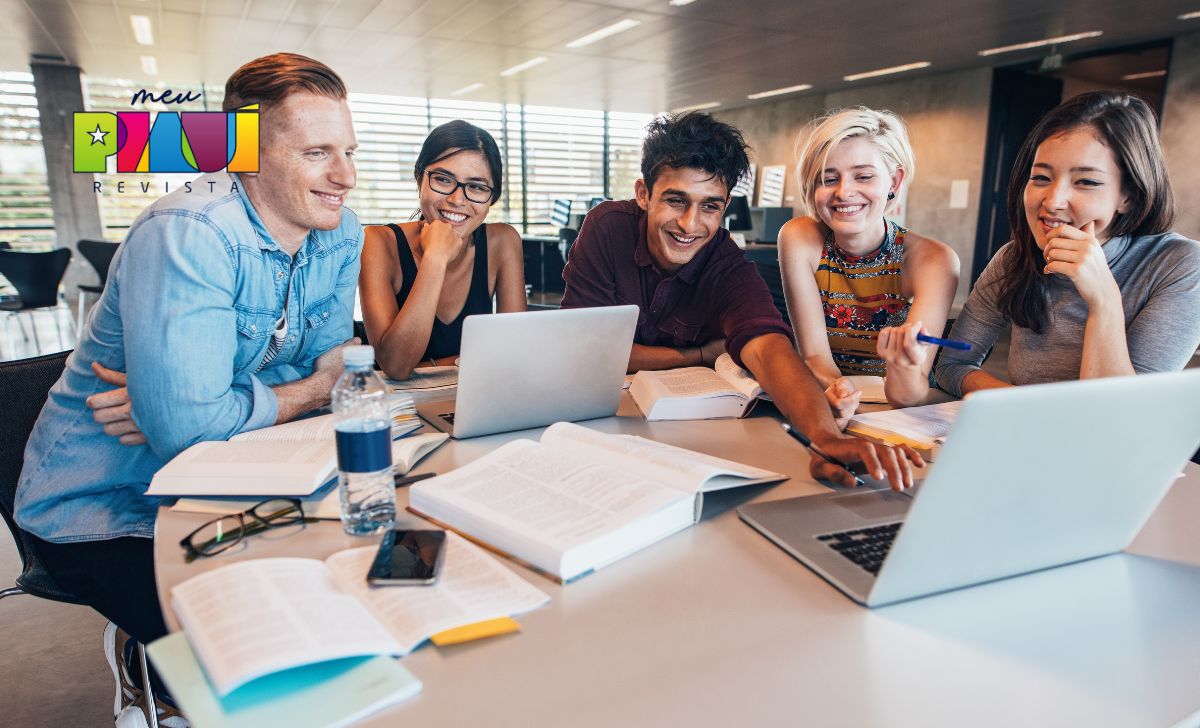 foto de jovens estudando usando computador