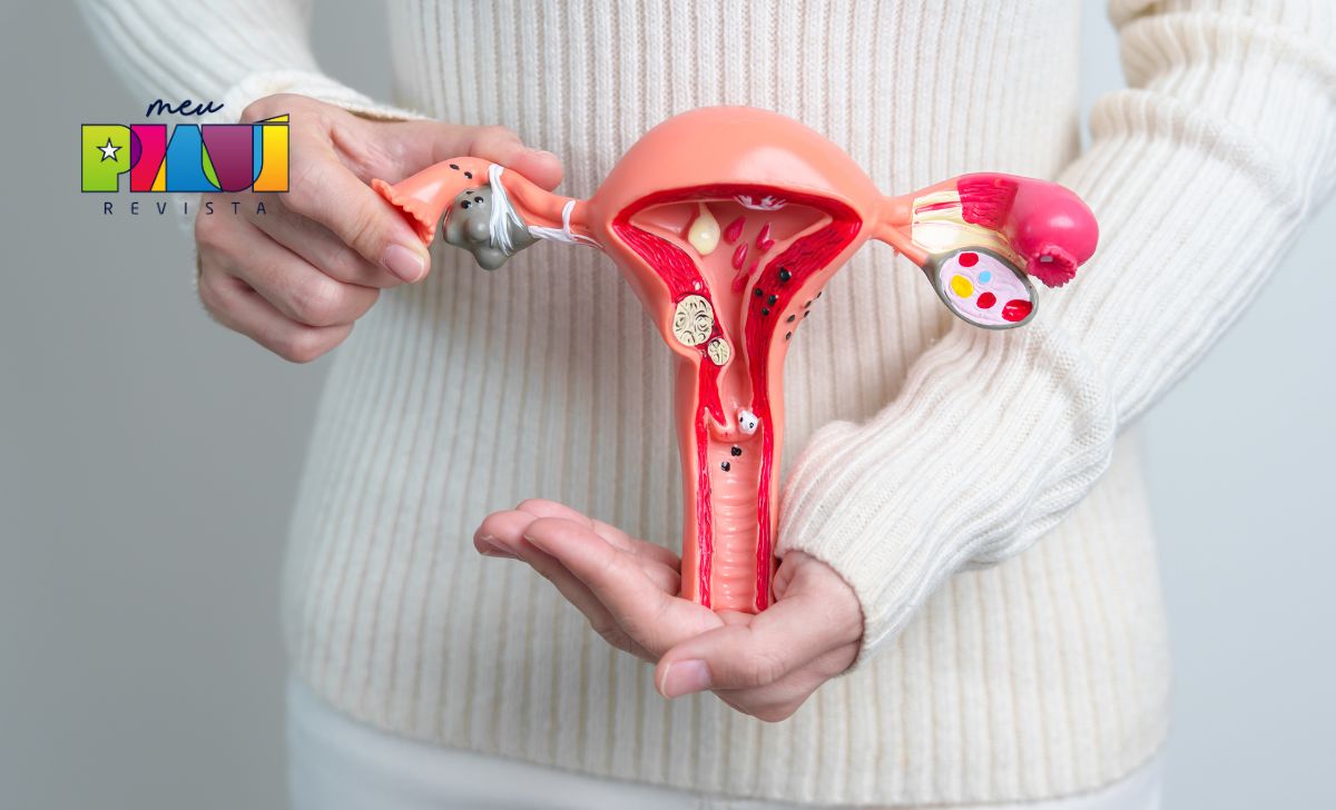foto de mulher segurando representação de útero