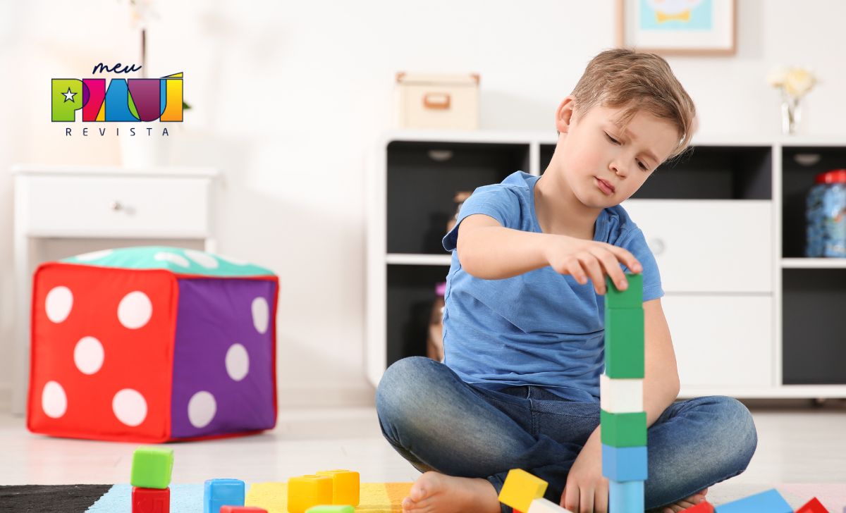 foto de criança brincando com blocos de empulhar