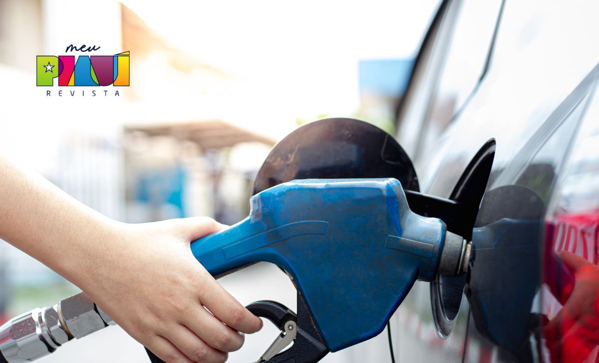 foto de mão de frentista colocando gasolina em carro