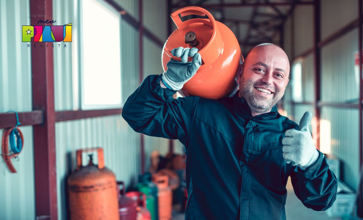 foto de homem segurando botijão de gás e apoiando no ombro